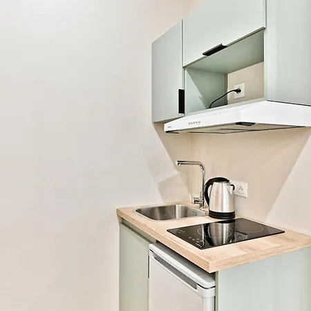 Air-conditioned & Comfortable In 17 باريس