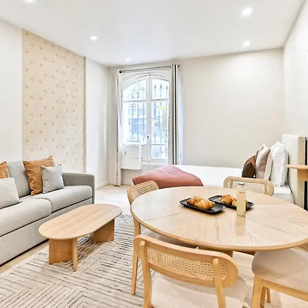 Air-conditioned & Comfortable In 17 * Paris