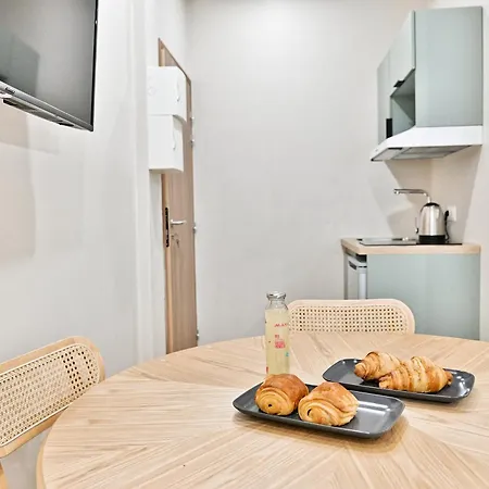 Air-conditioned & Comfortable In 17 Apartmán