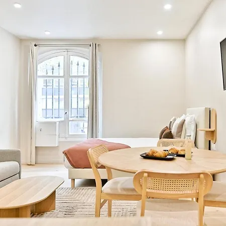 Air-conditioned & Comfortable In 17 Paris