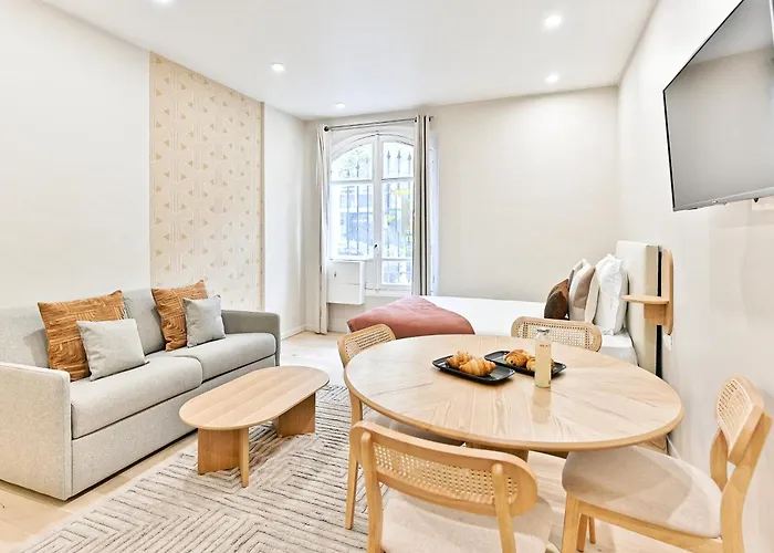 Air-conditioned & Comfortable In 17 * Paris