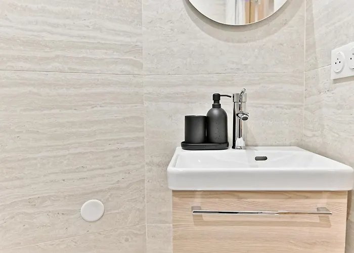 Air-conditioned & Comfortable In 17 Apartamento