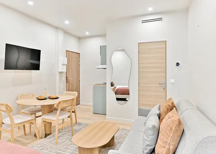 Appartement Air-conditioned & Comfortable In 17 Parijs