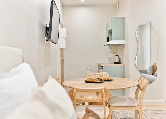 Appartement Air-conditioned & Comfortable In 17 Parijs