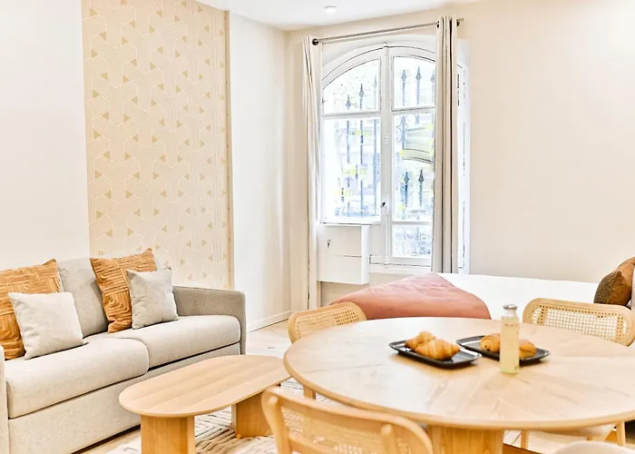 Appartement Air-conditioned & Comfortable In 17 Parijs