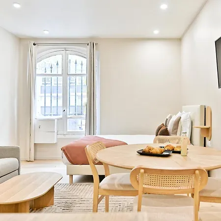 Air-conditioned & Comfortable In 17 * Paris